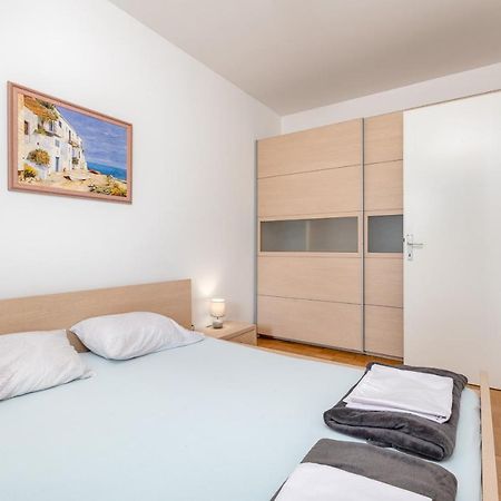 Apartman Leona Apartment Vrbnik Bagian luar foto