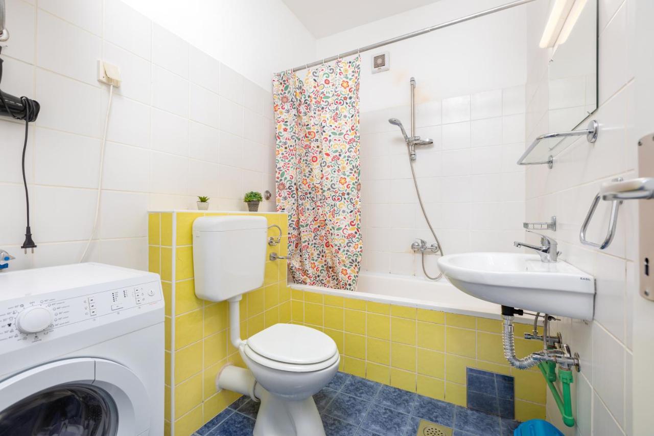 Apartman Leona Apartment Vrbnik Bagian luar foto