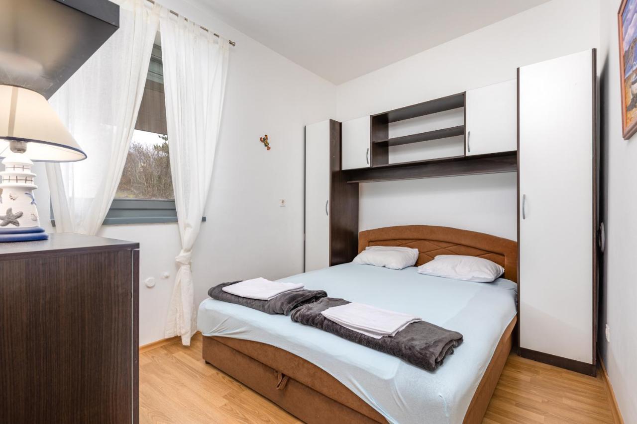 Apartman Leona Apartment Vrbnik Bagian luar foto